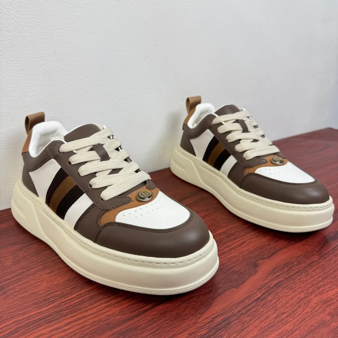 Batch 800 Gucci/Gucci new autumn men's leather sneakers thick-soled lightweight biscuit shoes! In the 2025 autumn and winter series, this sneaker adopts a thick-soled structure and cleverly uses the triple elements of silhouette design, color matching and material. Showcase retro style. This shoe is crafted from cow leather with webbing details and features a lightweight rubber sole for added sophistication. Multiple leathers are finely tailored and precision motorcycle composite splicing creates a full sense of layering. Full calfskin lining and insole with gold-tone logo lettering and badge detailing. There is a GG brand logo buckle on the toe, classic webbing embellishment, 5CM thickened lightweight rubber sole, air-glue stitching process, long-lasting wear without opening the glue and excellent on-foot comfort. Flat last shape, easy to match with all types of pants, and comes with a full set of packaging! Size: 39-40-41-42-43-44 leather shoe size (38.45 can be customized) Item number: 431920 Ribbon White Coffee